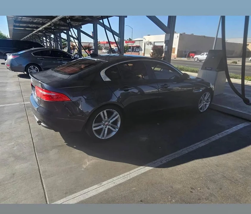 2017 Jaguar XE - Image 4 of 6