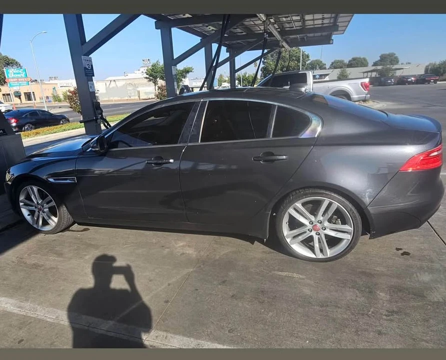 2017 Jaguar XE - Image 5 of 6