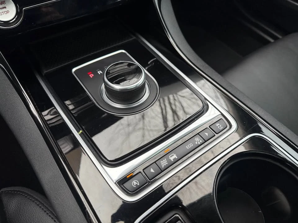 2017 Jaguar XE - Image 19 of 20