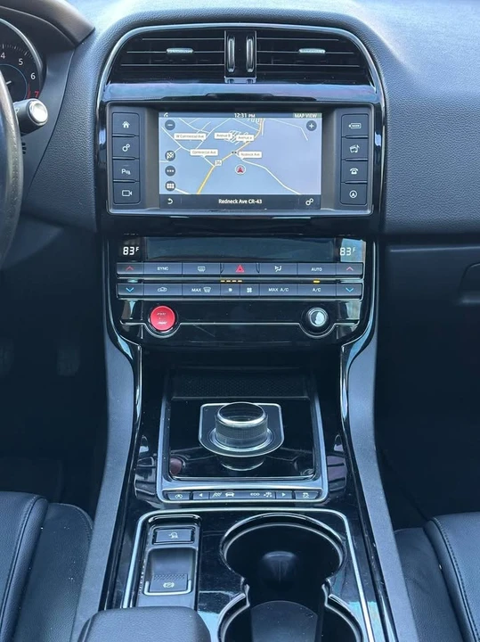 2017 Jaguar XE - Image 10 of 16