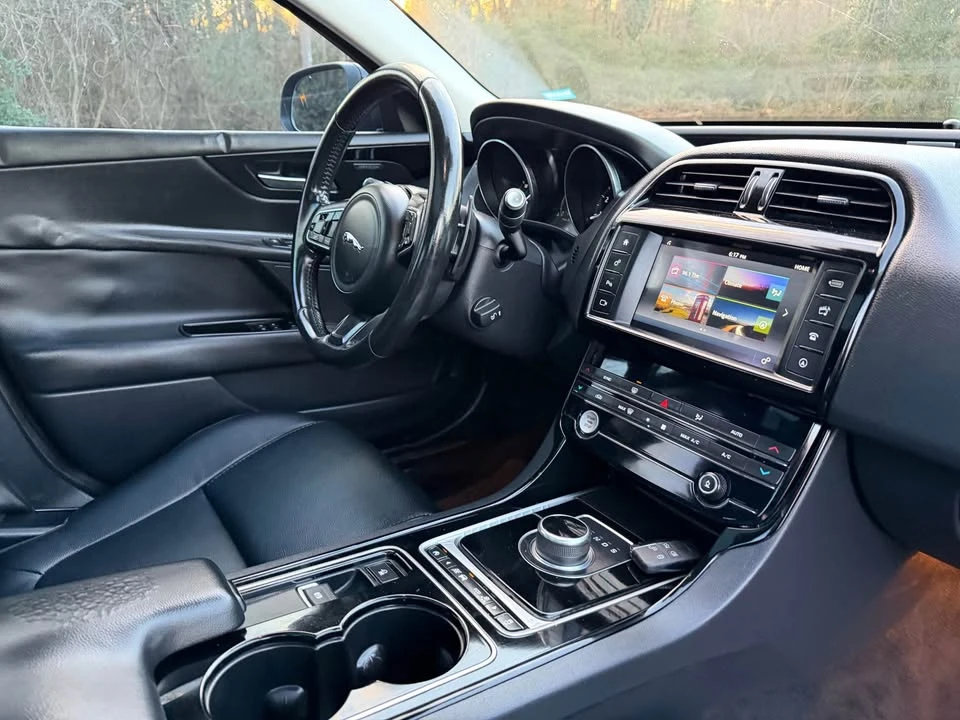 2017 Jaguar XE - Image 10 of 14