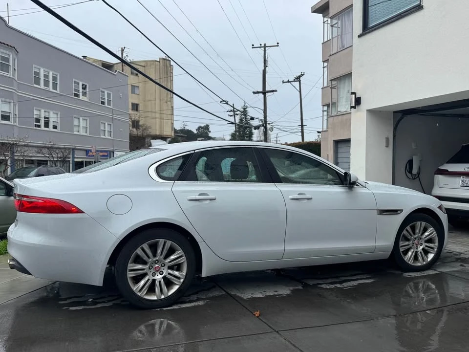 2017 Jaguar XE - Image 10 of 19