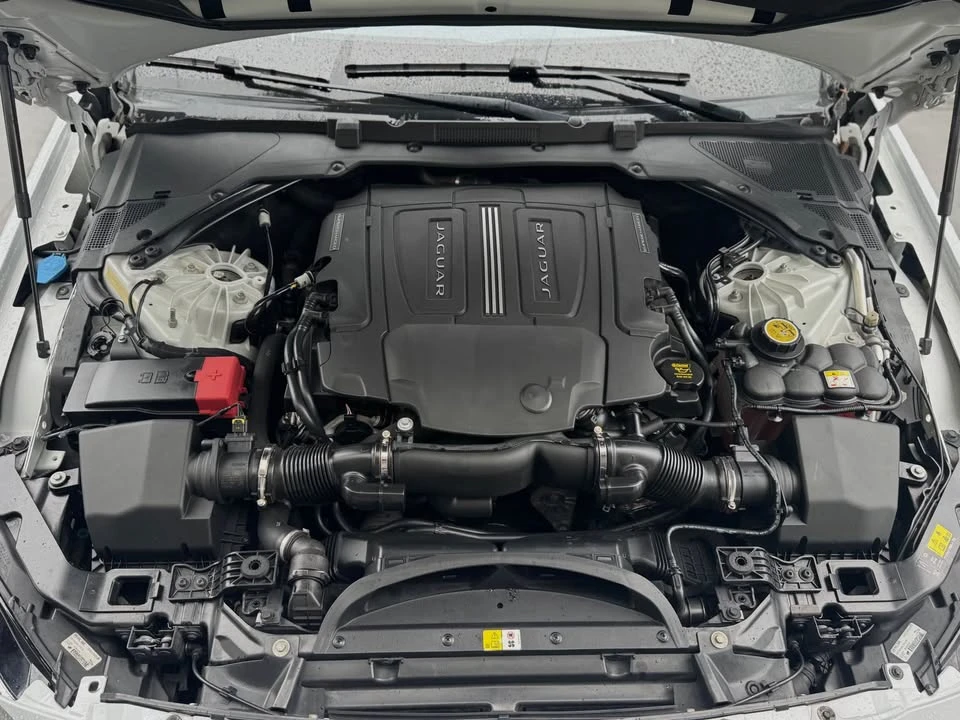 2017 Jaguar XE - Image 17 of 19