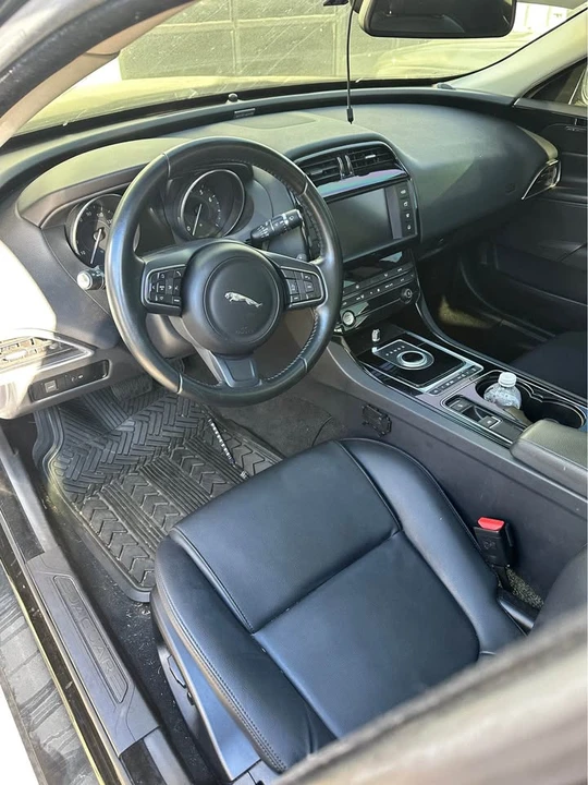 2017 Jaguar XE - Image 6 of 10