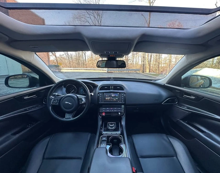 2017 Jaguar XE - Image 9 of 16