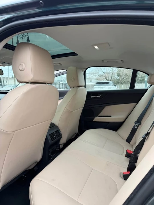 2017 Jaguar XE - Image 10 of 13