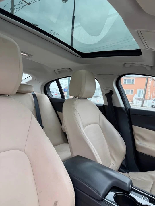 2017 Jaguar XE - Image 9 of 13