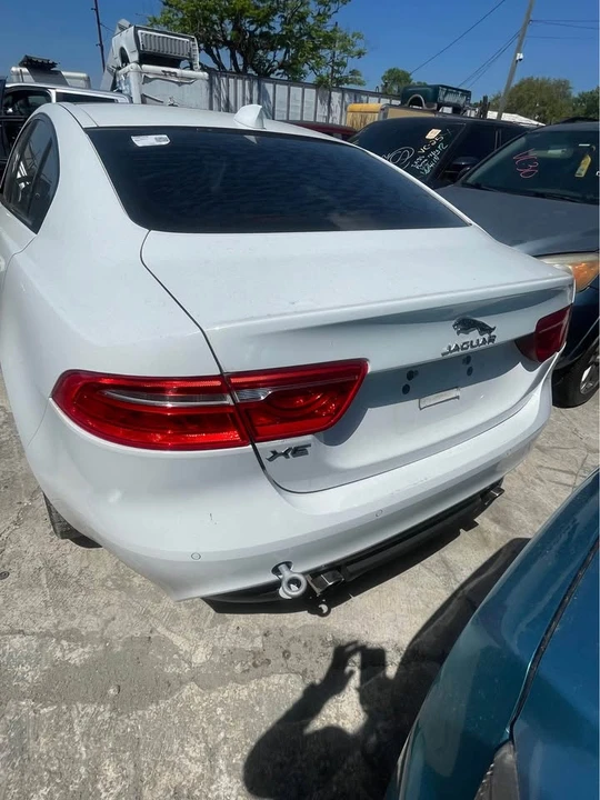 2017 Jaguar XE - Image 7 of 19