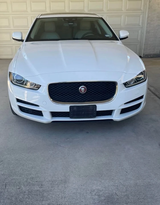 2017 Jaguar XE - Image 9 of 10