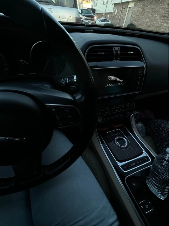 2017 Jaguar XE - Image 10 of 10