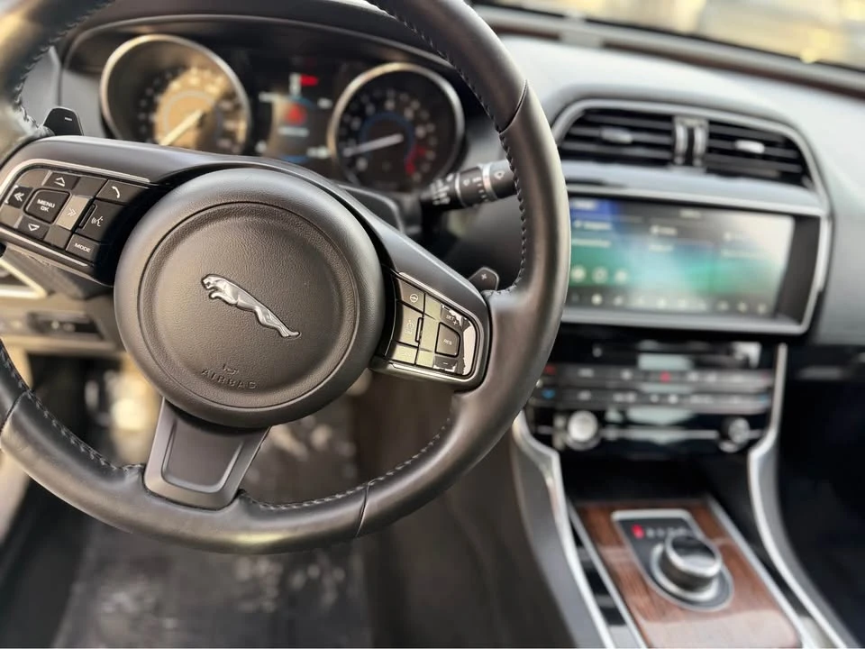 2017 Jaguar XE - Image 7 of 9