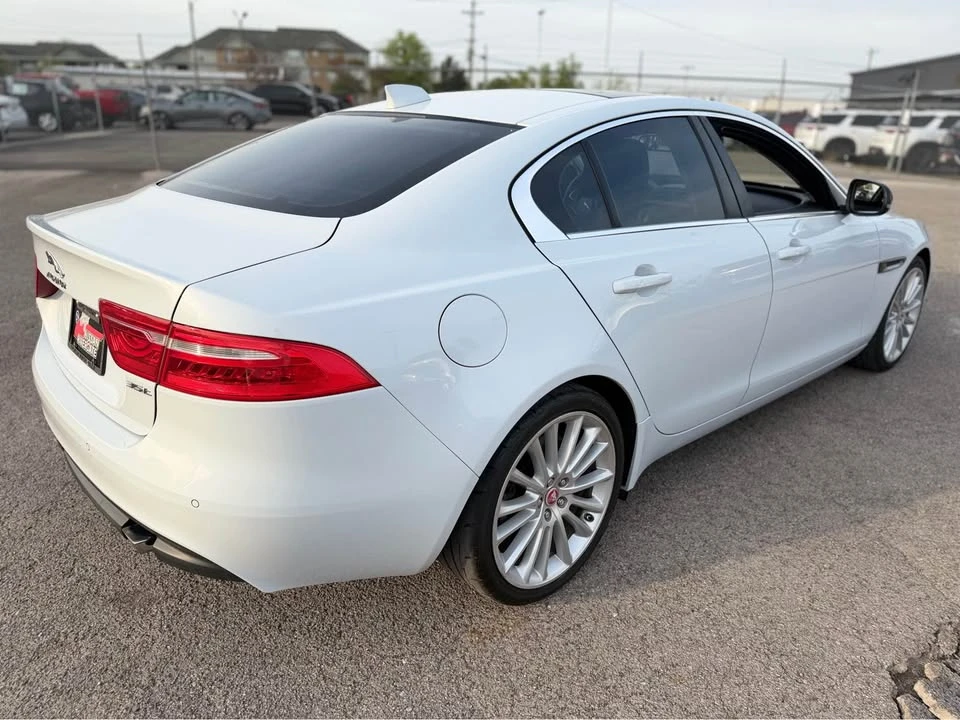 2017 Jaguar XE - Image 4 of 9