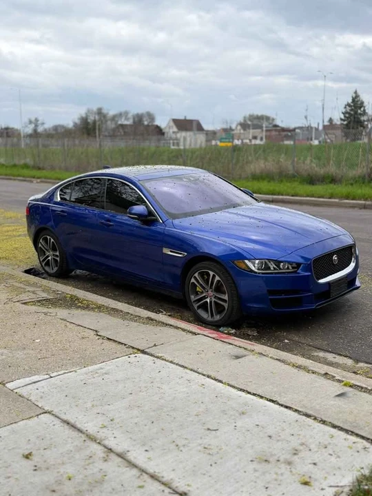 2017 Jaguar XE - Image 4 of 4