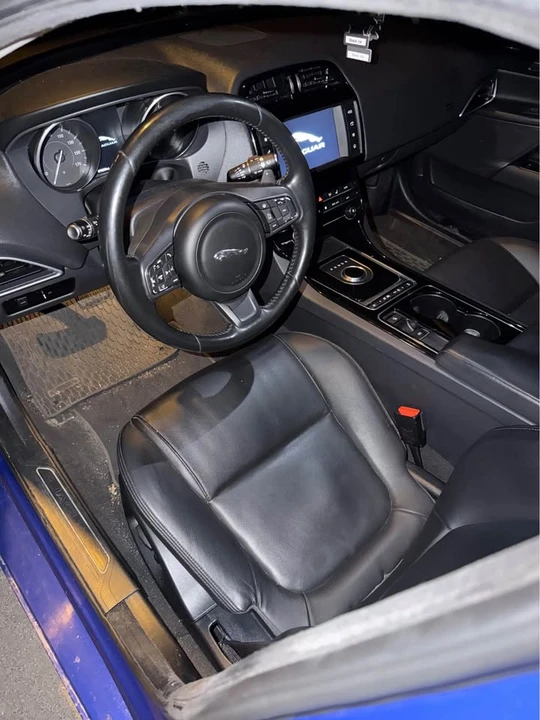 2017 Jaguar XE - Image 5 of 10