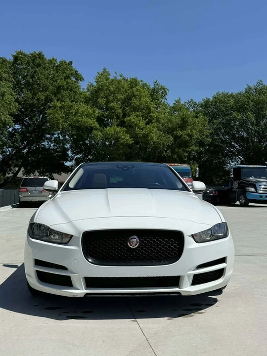 2017 Jaguar XE - Image 5 of 18