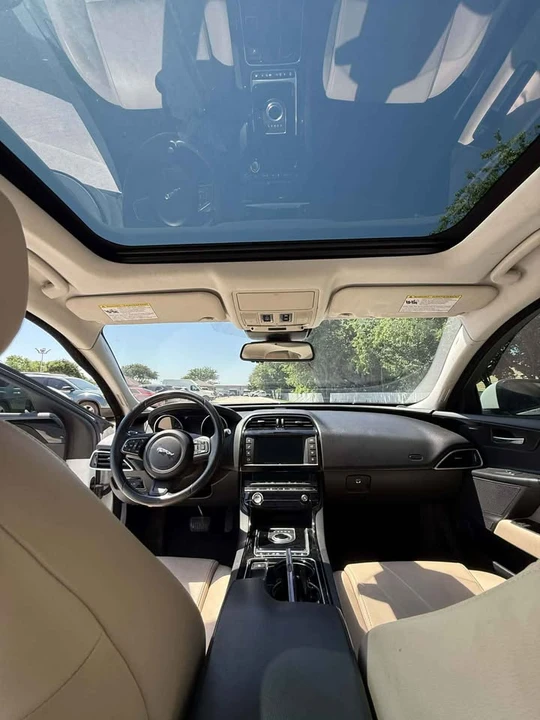 2017 Jaguar XE - Image 10 of 18
