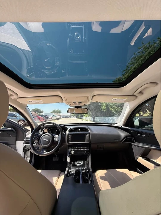 2017 Jaguar XE - Image 11 of 20