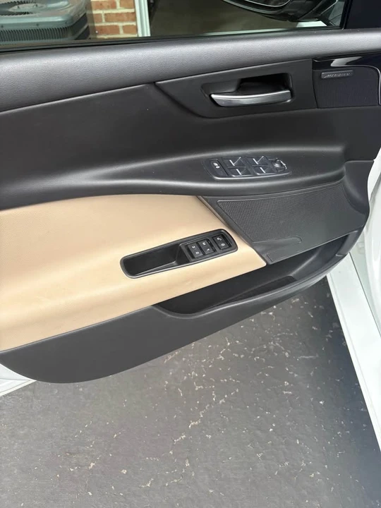 2017 Jaguar XE - Image 10 of 15