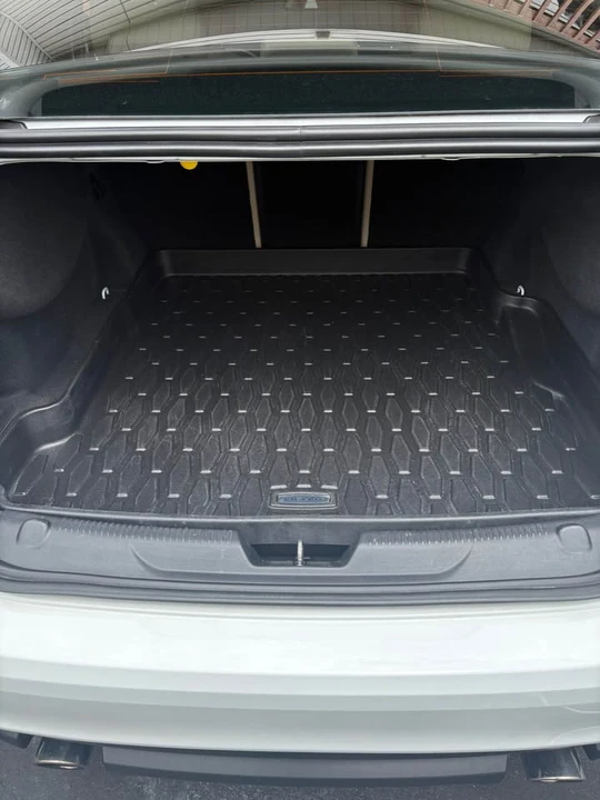 2017 Jaguar XE - Image 13 of 15