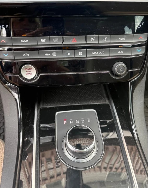 2017 Jaguar XE - Image 7 of 15