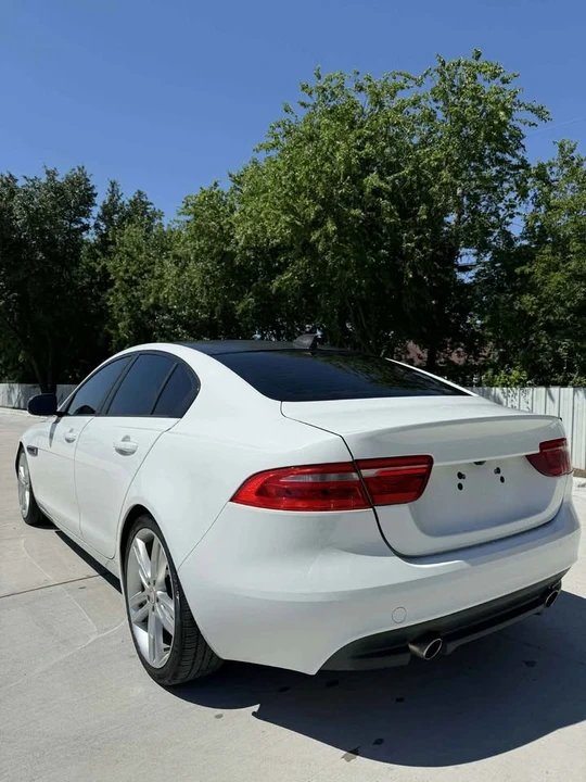 2017 Jaguar XE - Image 2 of 18