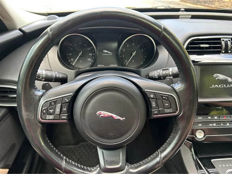2017 Jaguar XE - Image 13 of 20