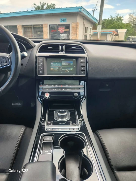 2017 Jaguar XE - Image 10 of 16