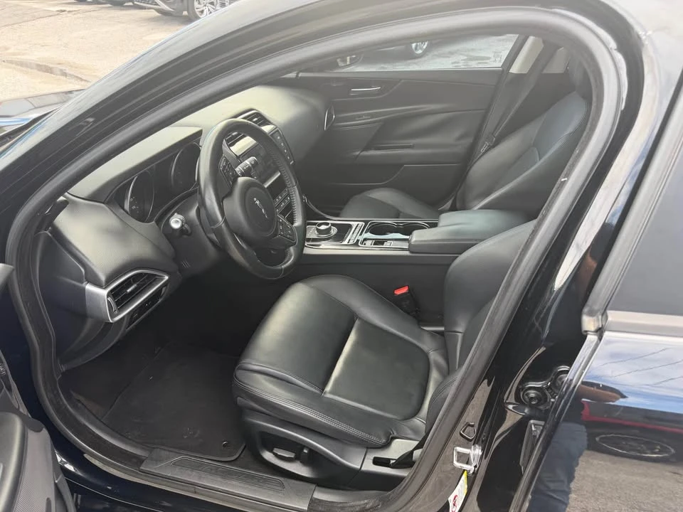 2017 Jaguar XE - Image 5 of 7