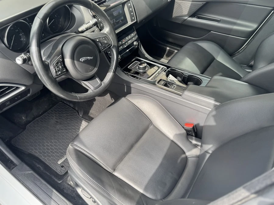 2017 Jaguar XE - Image 4 of 10