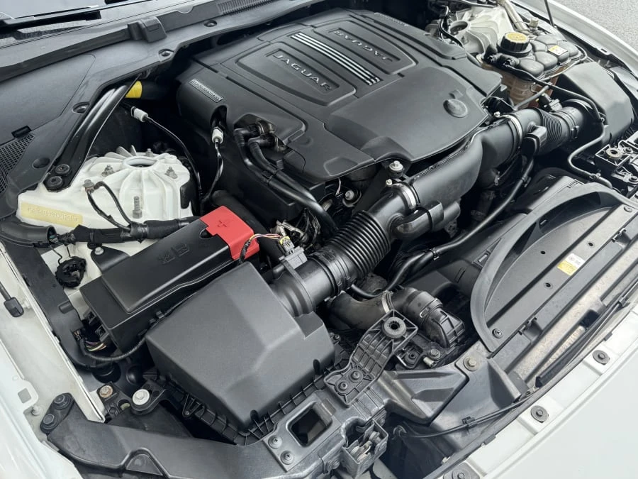 2017 Jaguar XE - Image 9 of 10