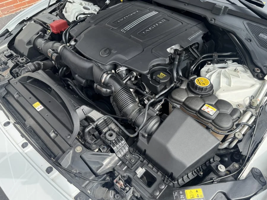 2017 Jaguar XE - Image 8 of 10