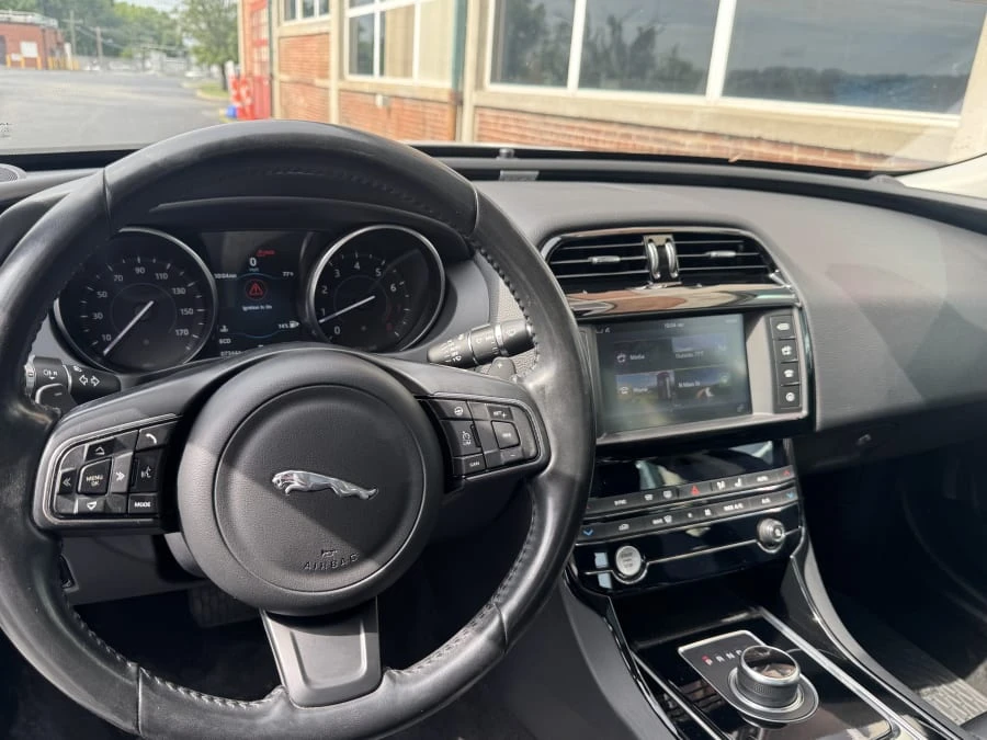 2017 Jaguar XE - Image 6 of 10