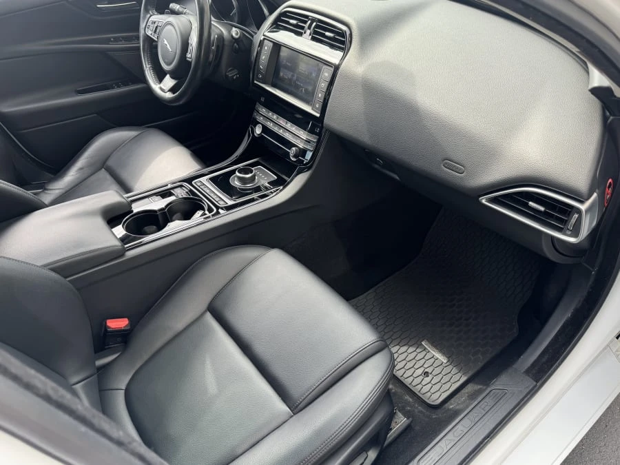 2017 Jaguar XE - Image 7 of 10