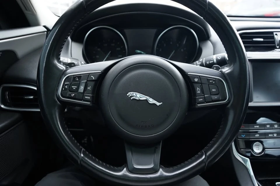 2017 Jaguar XE - Image 9 of 14