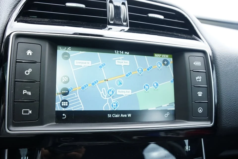 2017 Jaguar XE - Image 13 of 14