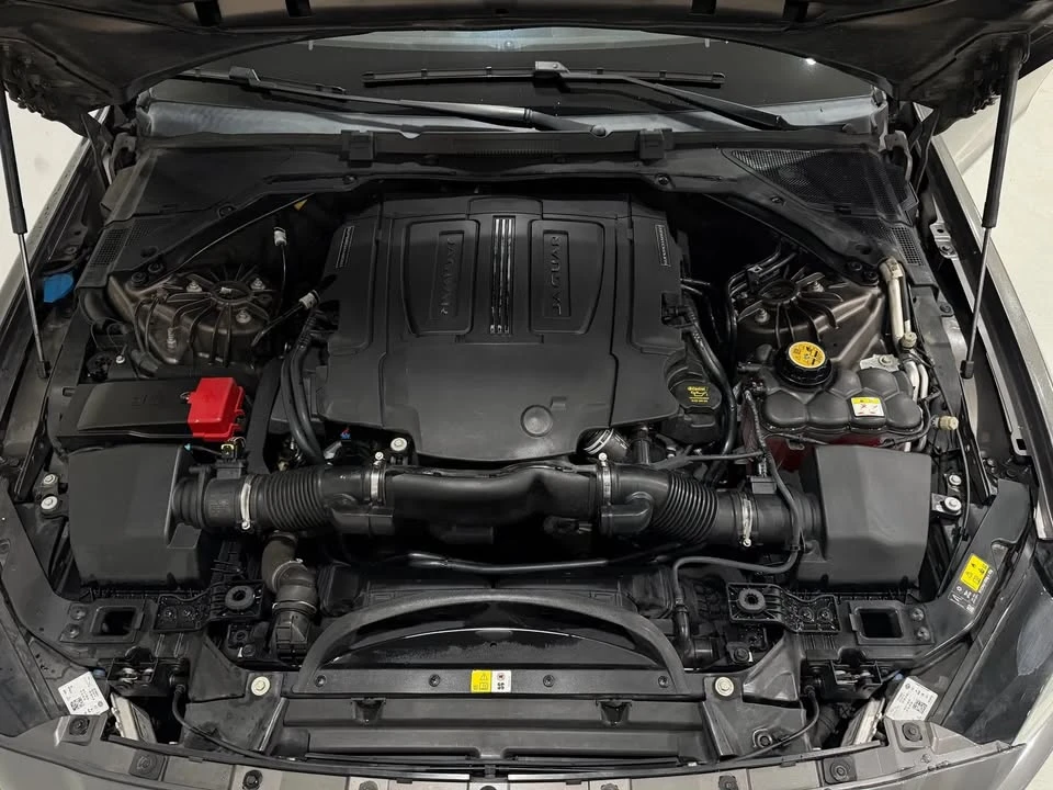 2017 Jaguar XE - Image 15 of 16
