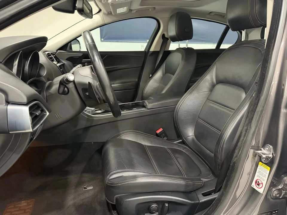 2017 Jaguar XE - Image 7 of 16