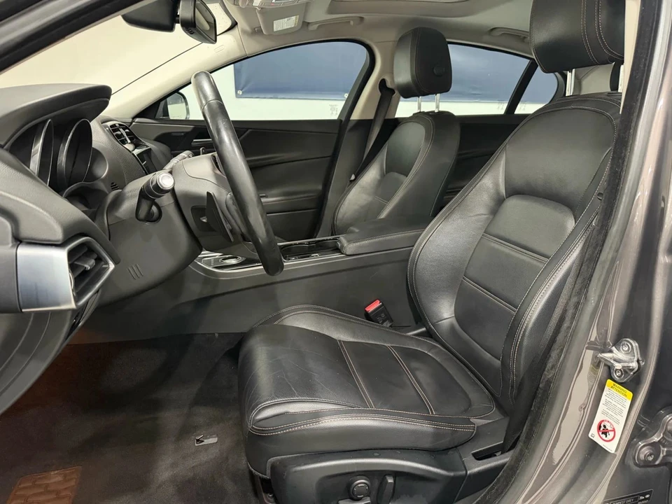 2017 Jaguar XE - Image 7 of 16