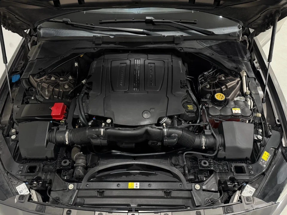 2017 Jaguar XE - Image 15 of 16