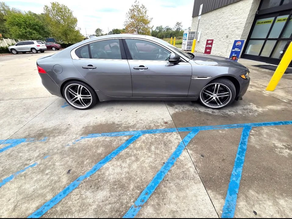 2017 Jaguar XE - Image 10 of 12