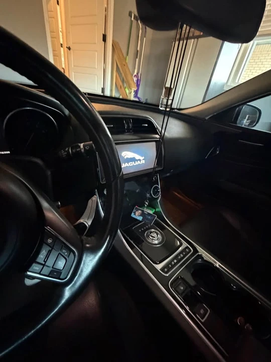 2017 Jaguar XE - Image 7 of 12