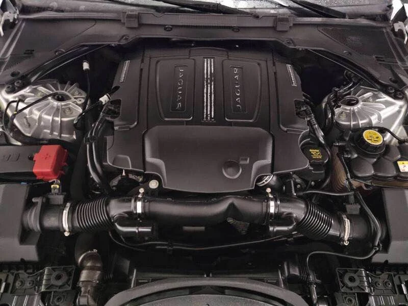 2017 Jaguar XE - Image 10 of 19