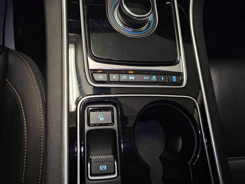 2017 Jaguar XE - Image 16 of 19