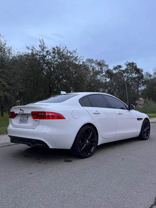 2017 Jaguar XE - Image 7 of 19
