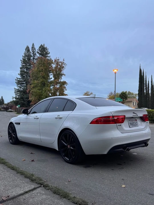 2017 Jaguar XE - Image 8 of 19