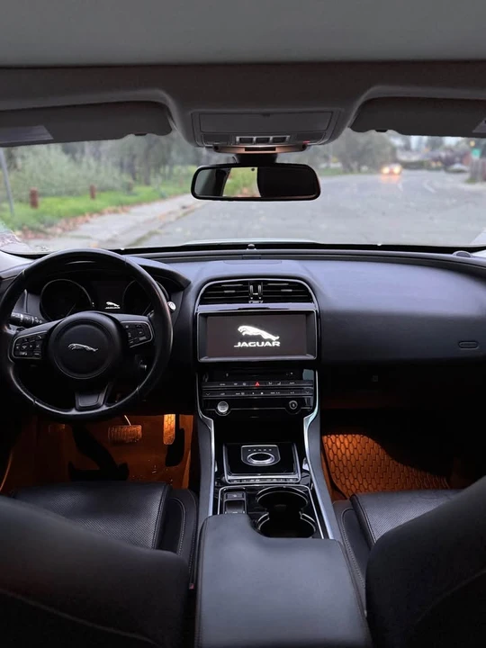 2017 Jaguar XE - Image 12 of 19