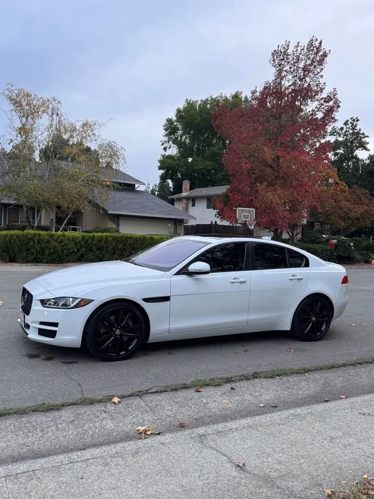2017 Jaguar XE - Image 10 of 19
