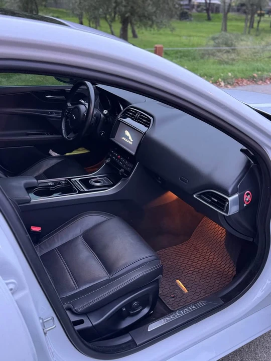 2017 Jaguar XE - Image 14 of 19