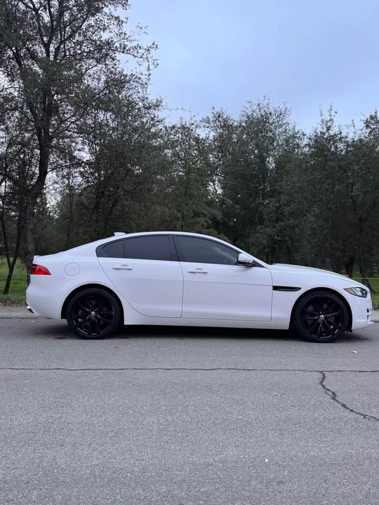 2017 Jaguar XE - Image 5 of 19