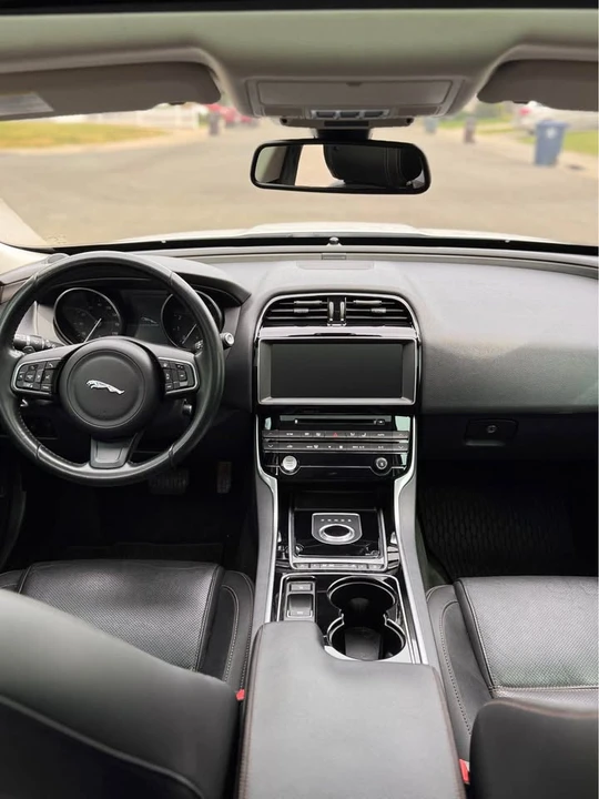 2017 Jaguar XE - Image 10 of 13
